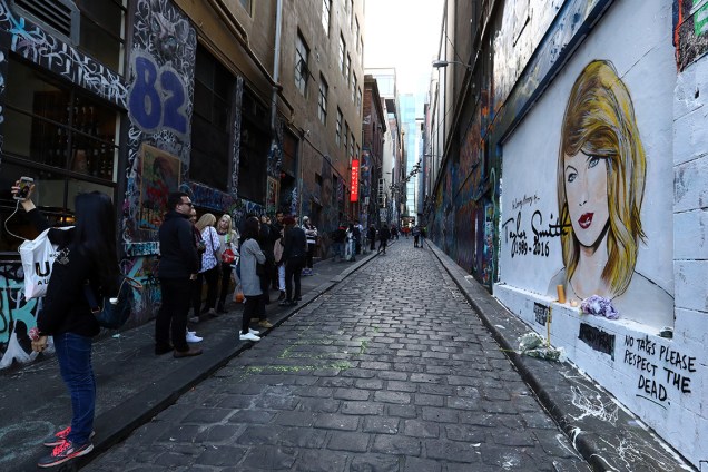 Artista pinta um mural, em Melbourne, ironizando Taylor Swift, após escândalo envolvendo a cantora e a socialite Kim Kardashian - 20/07/2016