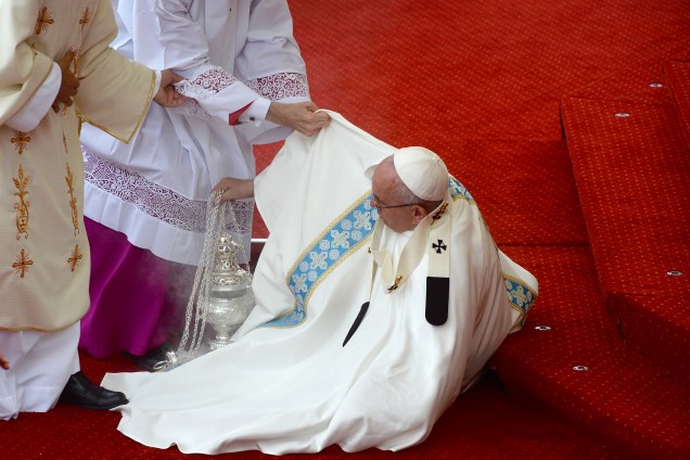 Papa Francisco é ajudado depois de cair nas escadas durante uma missa no mosteiro Jasna Gora em Czestochowa, na Polônia. O líder da Igreja Católica está no país para a Jornada Mundial da Juventude - 28/07/2016