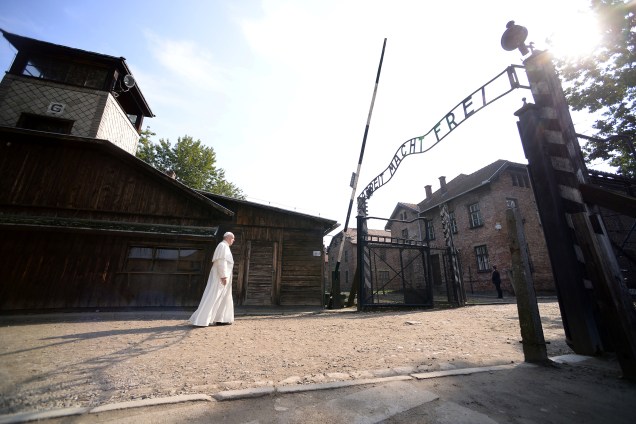 Papa Francisco atravessa o portão de Auschwitz com a frase "Arbeit Macht Frei" (O trabalho liberta você) durante visita ao antigo campo de extermínio nazista, Polônia - 29/07/2016