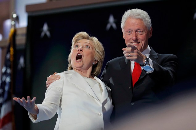 Candidata pelo partido democrático à presidência dos Estados Unidos, Hillary Clinton, e seu marido, ex-presidente Bill Clinton, reagem durante a Convenção Democrática em Filadélfia, Pensilvânia - 29/07/2016