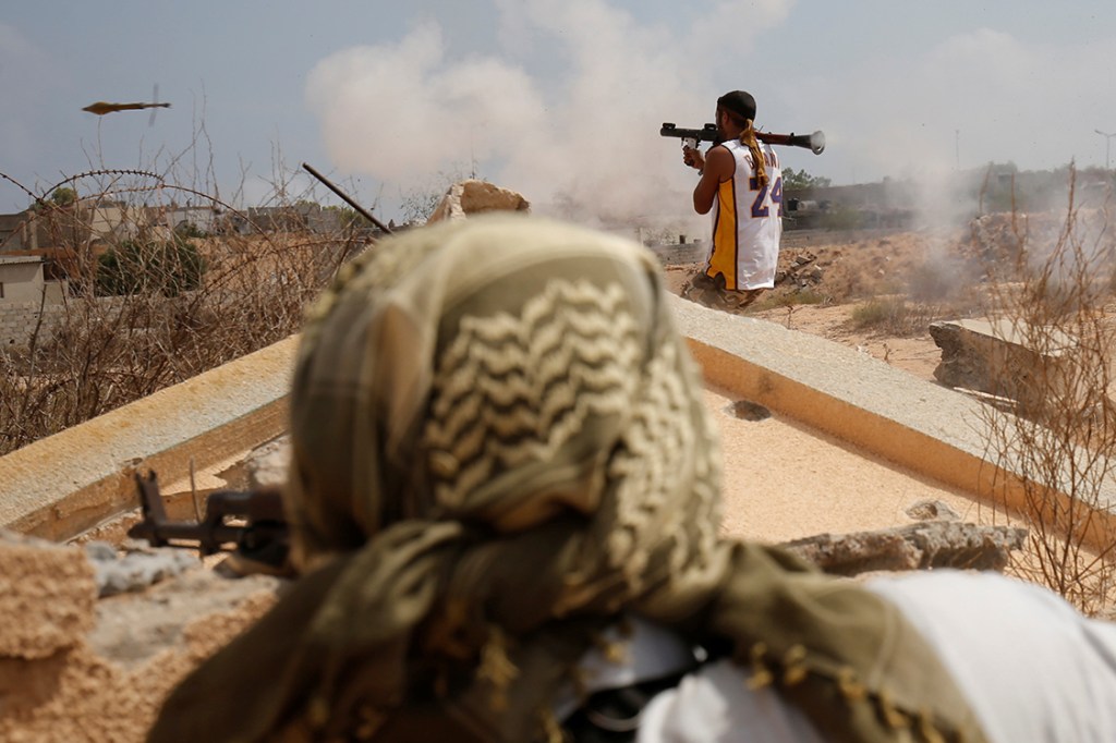 Forças armadas da Líbia, com apoio das ONU, combatem soldados do Estado Islâmico, na cidade libanesa de Sirte