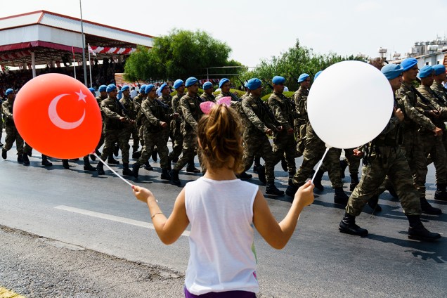 Garota acena com balões durante passeata que celebra o aniversário da invasão da Turquia no Chipre. Dessa invasão, nasceu a República Turca de Chipre do Norte, reconhecida apenas pela Turquia - 20/07/2016