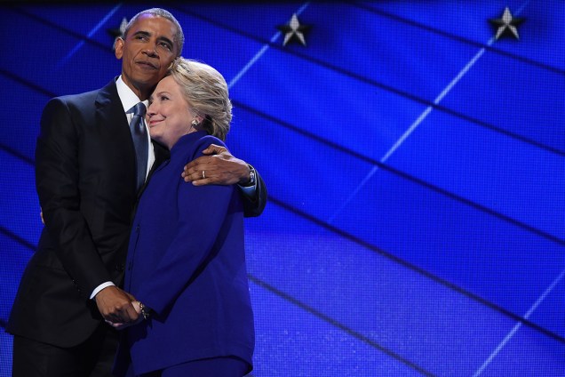 Presidente dos Estados Unidos, Barack Obama, abraça a candidada democrata Hillary Clinton, durante a terceira noite da Convenção Democrata, na Filadélfia - 28/07/2016
