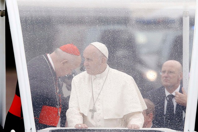 Papa Francisco é cumprimentado pelo Cardeal Stanislaw Dziwisz, Arcebispo da Polônia - 27/07/2016