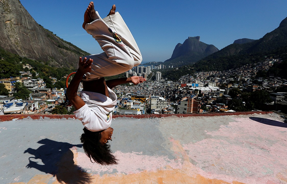 Imagem divulgada hoje mostra membro do grupo Acorda Capoeira, que ensina a luta para crianças da favela da Rocinha, no Rio de Janeiro - 29/07/2016