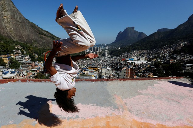Imagem divulgada hoje mostra membro do grupo Acorda Capoeira, que ensina a luta para crianças da favela da Rocinha, no Rio de Janeiro - 29/07/2016