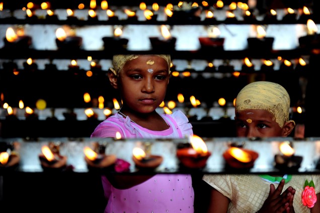 Devotos hindus acendem velas durante as celebrações do 'Aadi Kiruthigai' no templo Vadapazhni Murugan em Chennai, na Índia - 28/07/2016