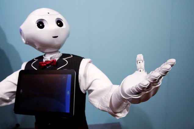 Robô humanóide conhecido como Pepper é fotografado vestido de garçom, durante a conferência mundial do SoftBank em Tóquio, no Japão - 21/07/2016
