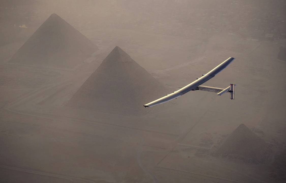Solar Impulse 2, o avião movido a energia solar, é fotografado sobrevoando as pirâmides egípcias, antes de pousar em Cairo, no Egito