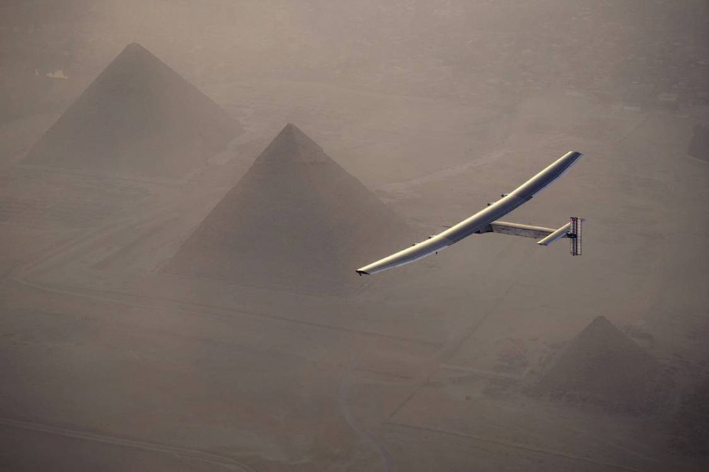 Solar Impulse 2, o avião movido a energia solar, é fotografado sobrevoando as pirâmides egípcias, antes de pousar em Cairo, no Egito