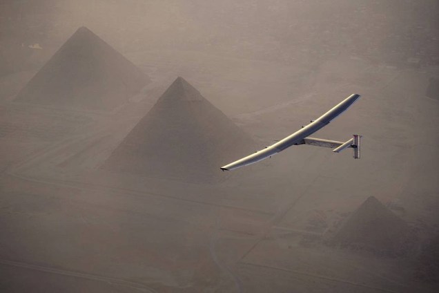 Solar Impulse 2, o avião movido a energia solar, é fotografado sobrevoando as pirâmides egípcias, antes de pousar em Cairo, no Egito - 13/07/2016