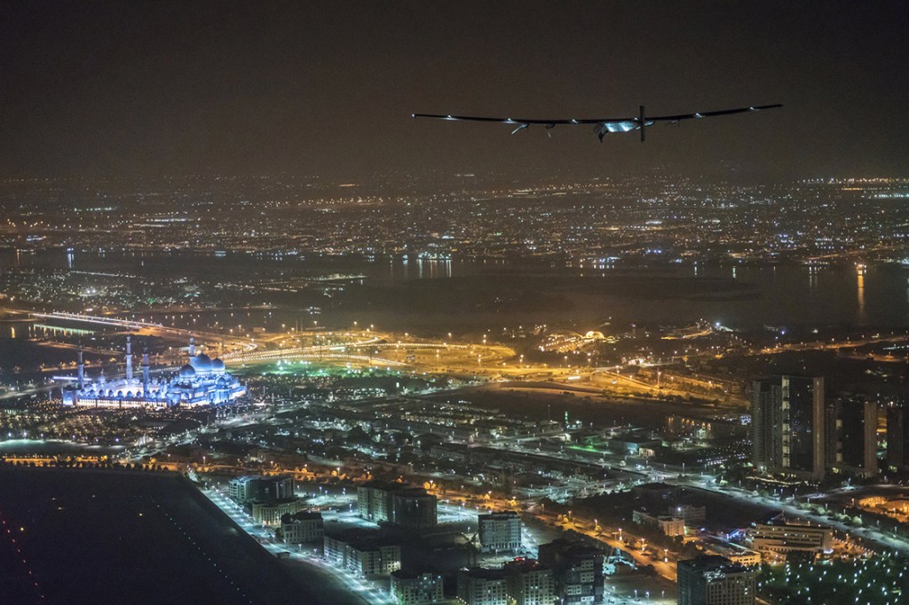 Avião Solar Impulse II, pilotado pelo suíço Bertrand Piccard, é fotografado pousando em Abu Dhabi, completando a primeira volta ao mundo sem o uso de combustíveis