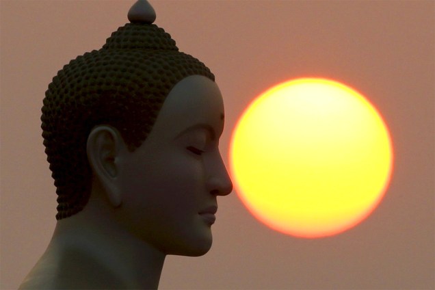 Estátua de Buda fotografada durante o nascer do sol na Tailândia, país que teve uma onda de calor em abril de 2016.