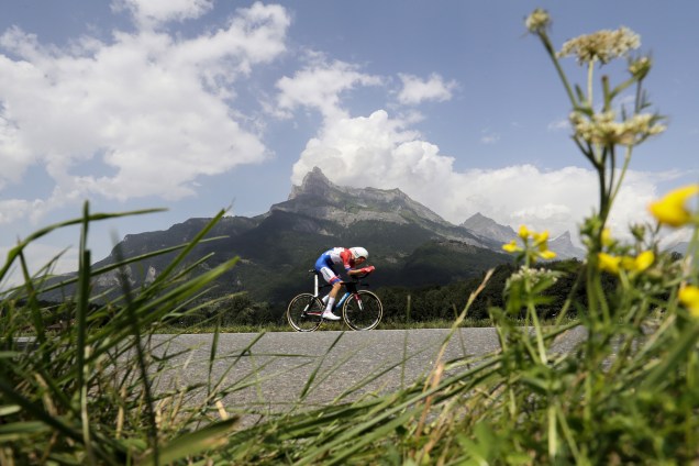 Ciclista holandês Tom Dumoulin compete na 18ª etapa do Tour de France entre as cidades de Sallanches e Megève, nos Alpes franceses - 21/07/2016