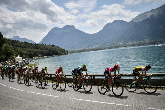Competidores passam, pelo o Lac d'Annecy (Lago Annecy) durante a 19ª etapa do Tour de France no trecho entre Albertville e Saint-Gervais Mont Blanc, nos Alpes franceses - 22/07/2016