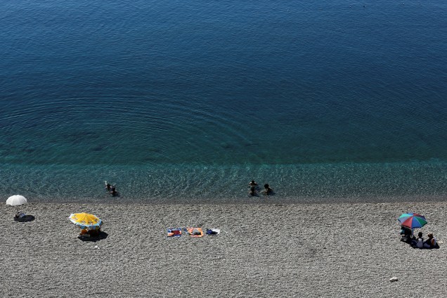 Turistas aproveitam dia ensolarado na praia, na cidade de Antália, Turquia - 25/07/2016