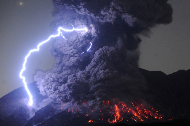 Tempestade de raios é vista em meio a nuvem de fumaça expelida pelo Monte Sakurajima durante uma erupção em Tarumizu, na província de Kagoshima, no Japão - 26/07/2016