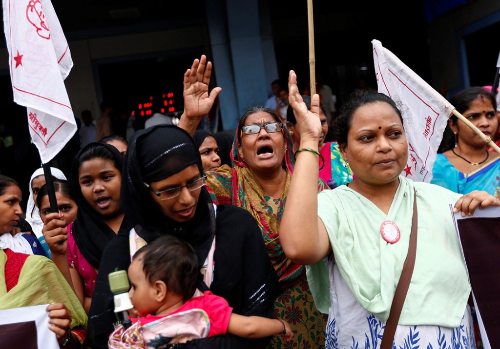 Mulheres protestam contra "ataques" à comunidade Dalit em Mumbai, na Índia