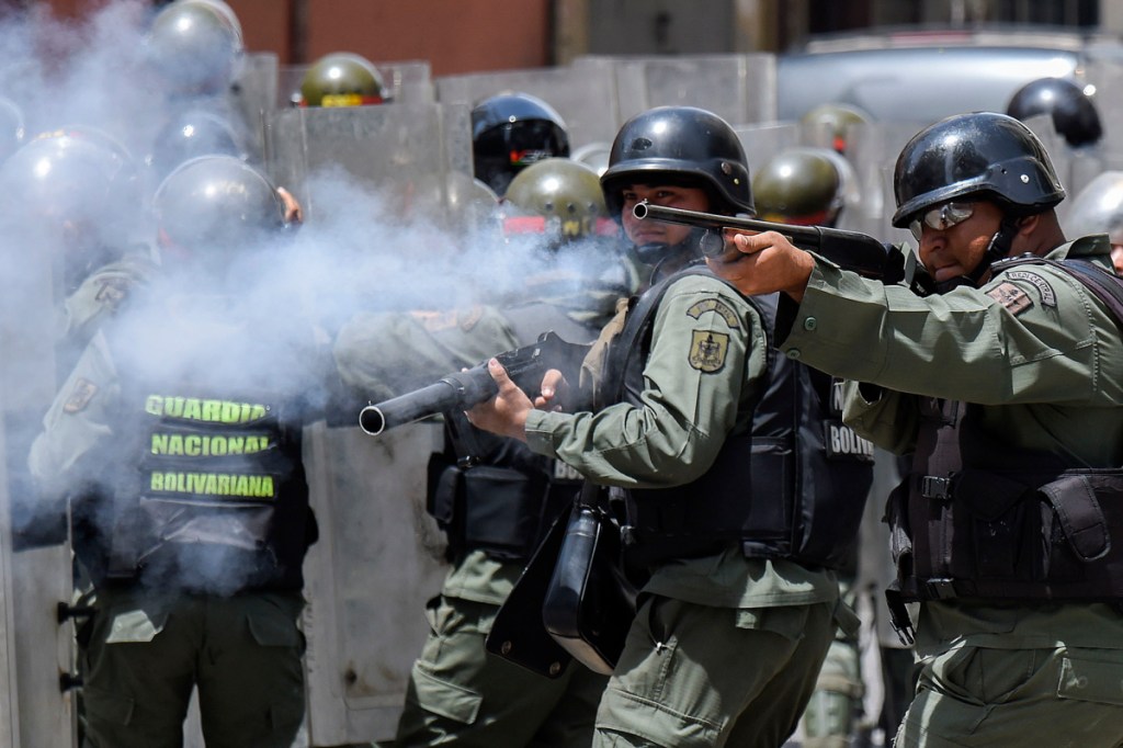 Militares venezuelanos jogam bombas em manifestantes na fronteira