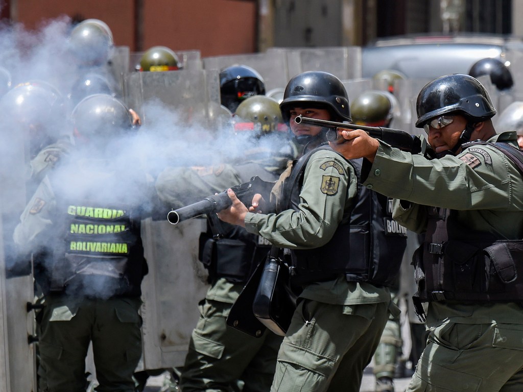 Guarda Nacional Bolivariana impede manifestantes de se aproximarem do Palácio de Miraflores, sede da Presidência da Venezuela