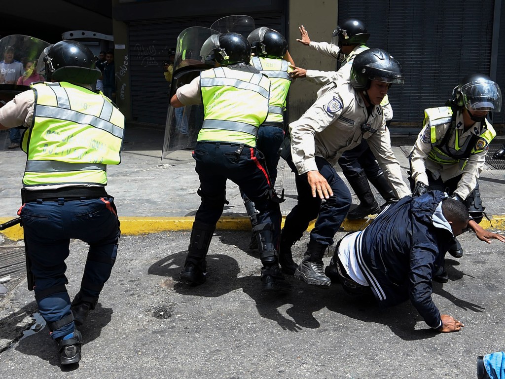 Polícia entra em confronto com manifestantes que tentam se aproximar do Palácio de Miraflores, na Venezuela
