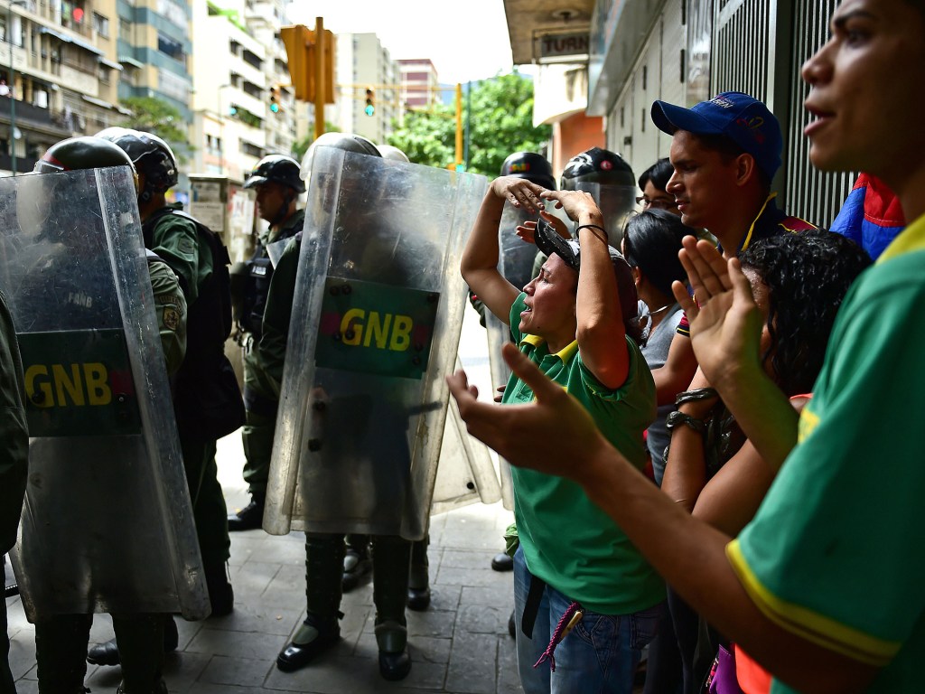 Manifestantes protestam contra a escassez de comida e remédio, na Venezuela