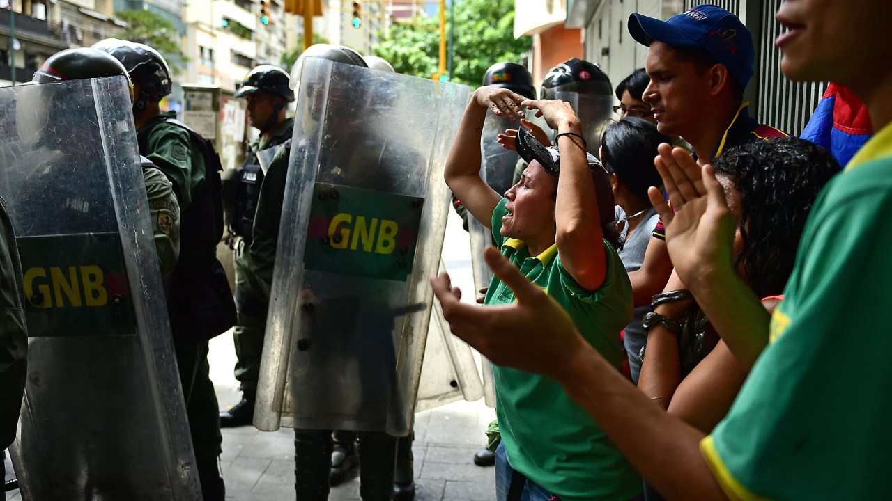Manifestantes protestam contra a escassez de comida e remédio, na Venezuela