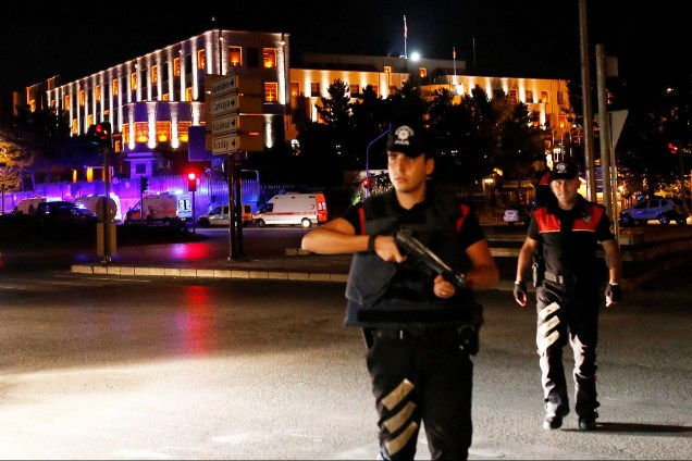 Oficiais de polícia estão de guarda perto do quartel general militar turco em Ancara