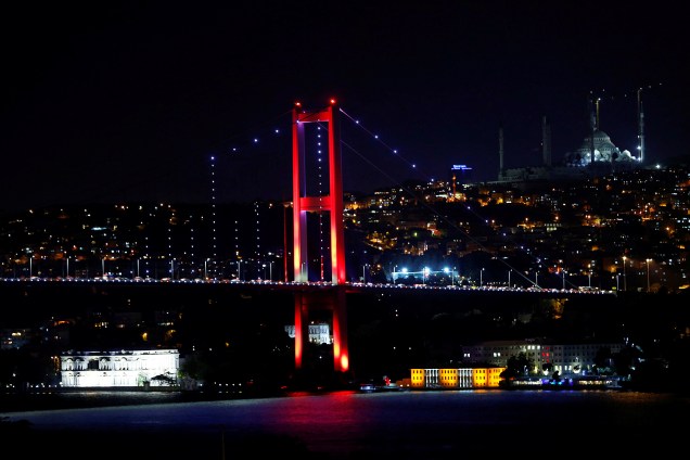 Ponte do Bósforo, que liga os lados europeu e asiático da cidade em Istambul