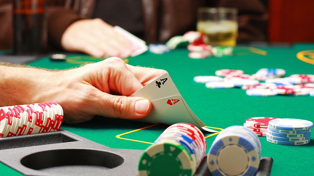 Pessoas jogando pôquer