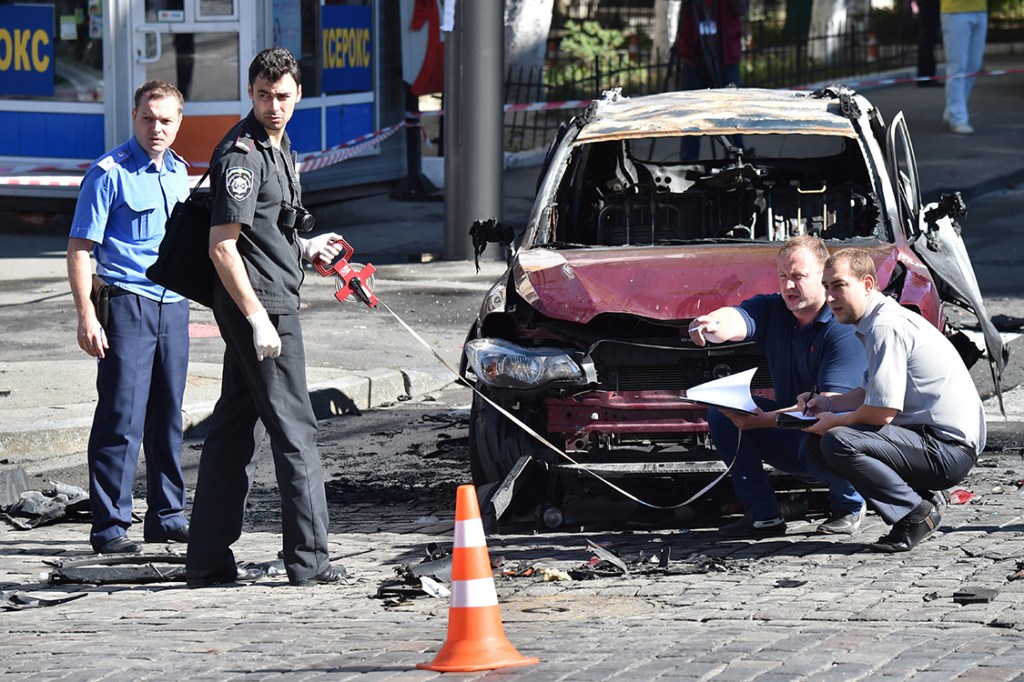 Polícia investiga carro-bomba que matou o jornalista Pavel Sheremet, no centro de Kiev, Ucrânia