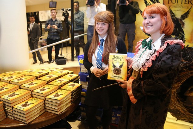 Fãs compram exemplares do novo livro da franquia, Harry Potter e a Criança Amaldiçoada, em Londres