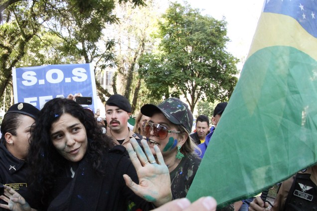 A atriz Letícia Sabatella é hostilizada durante manifestação em frente ao teatro Guaira, em Curitiba, e é escoltada pela polícia