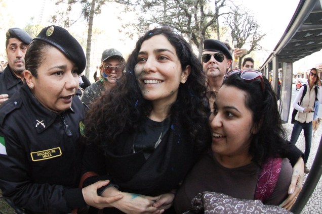 A atriz Letícia Sabatella é hostilizada durante manifestação em frente ao teatro Guaira, em Curitiba, e teve de ser escoltada pela polícia