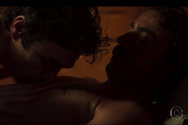 André (Caio Blat) e Tolentino (Ricardo Pereira), em sua primeira noite de amor em 'Liberdade, Liberdade', da Globo