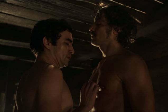 André (Caio Blat) e Tolentino (Ricardo Pereira), em sua primeira noite de amor em 'Liberdade, Liberdade', da Globo