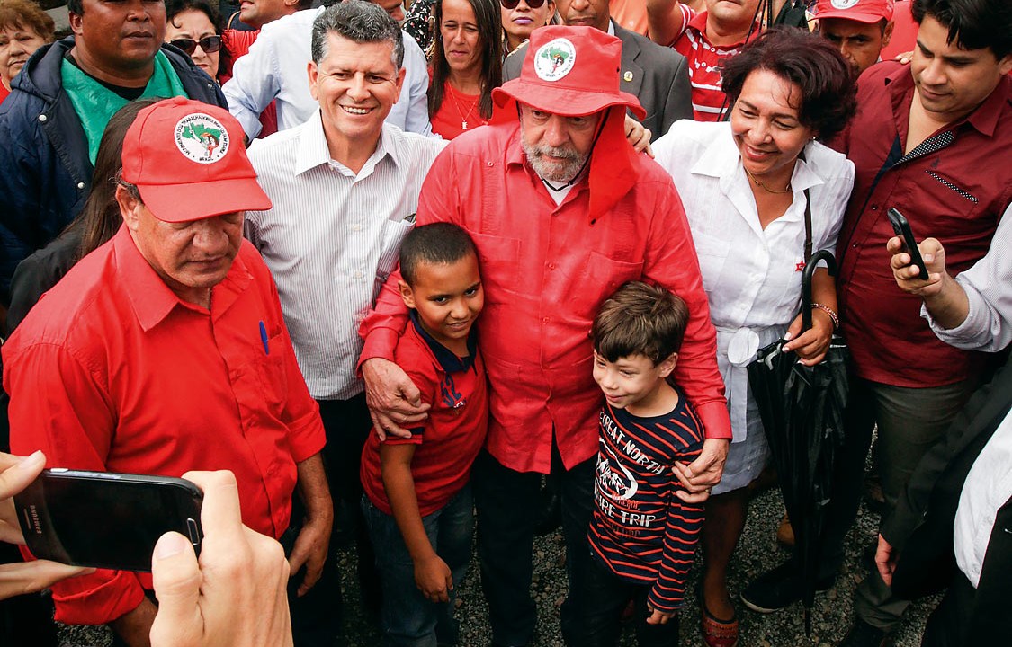 ENTREATOS - Lula com militantes sem-terra em Pernambuco, na semana passada: maior inclinação para reminiscências