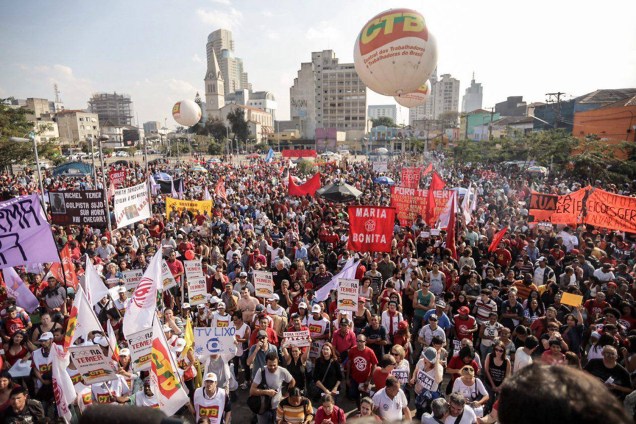Integrantes do Movimento dos Trabalhadores Sem-Teto (MTST) organizam manifestação a favor da presidente afastada Dilma Rousseff