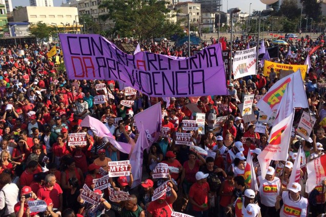 Integrantes do Movimento dos Trabalhadores Sem-Teto (MTST) organizam manifestação a favor da presidente afastada Dilma Rousseff