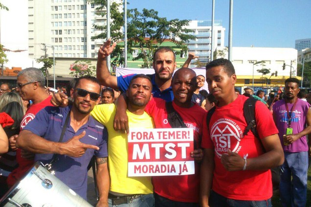 Manifestantes se reúnem no Largo da Batata em Pinheiros para demonstrar repúdio ao presidente interino Michel Temer