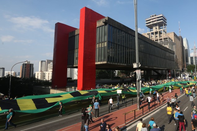 Manifestantes se reúnem na Avenida Paulista para protestar contra a presidente afastada Dilma Rousseff