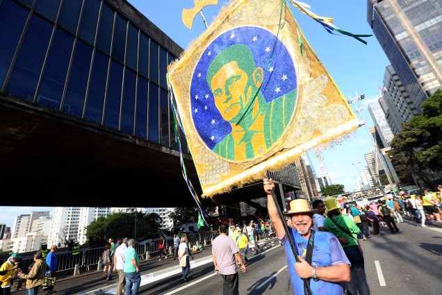 Manifestantes se reúnem na Avenida Paulista para demonstrar apoio ao juiz Sergio Moro, em São Paulo