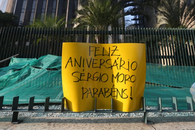 Manifestantes se reúnem na Avenida Paulista para demonstrar apoio ao juiz Sergio Moro, em São Paulo