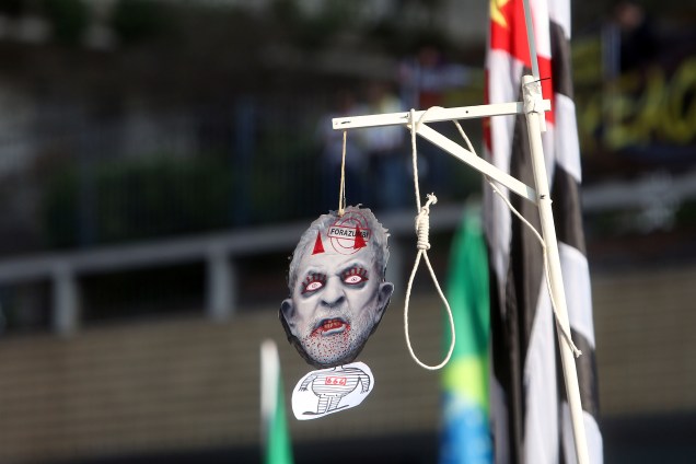 Manifestantes protestam contra a presidente afastada Dilma Rousseff e a favor da prisão do ex-presidente Lula, em São Paulo
