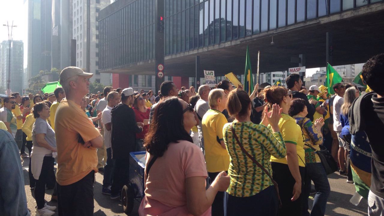 Manifestantes cantam parabéns para Sergio Moro na Paulista