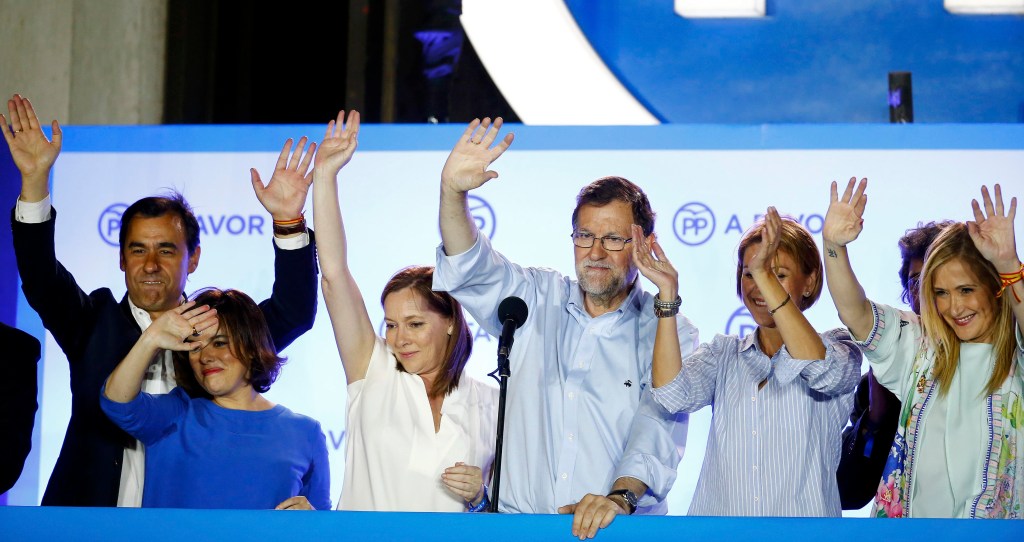 O primeiro-ministro da Espanha, Mariano Rajoy (o quarto da esq. para a dir.), comemora o resultado das eleições gerais, em Madri