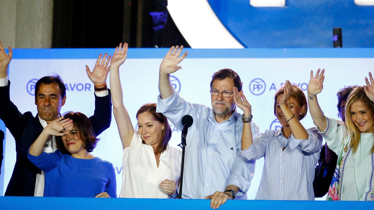 O primeiro-ministro da Espanha, Mariano Rajoy (o quarto da esq. para a dir.), comemora o resultado das eleições gerais, em Madri