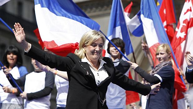 Marine Le Pen durante um grande comício realizado no centro de Paris nesta terça