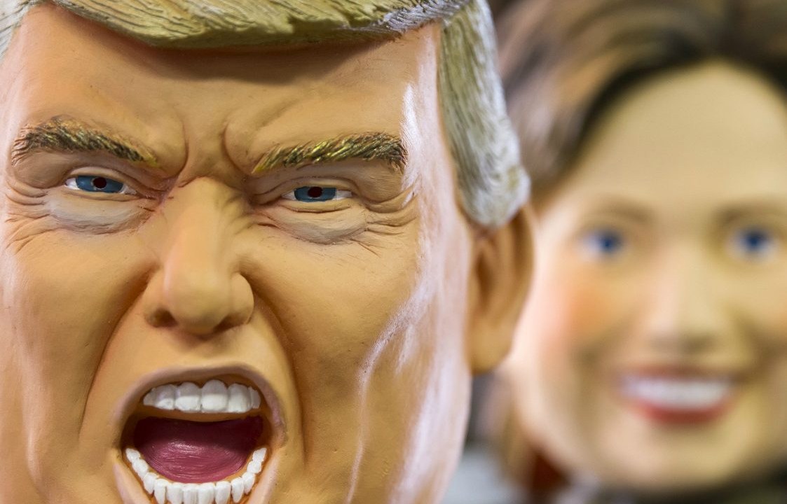 Máscaras de Donald Trump e Hillary Clinton expostas em loja de fantasias nos Estados Unidos