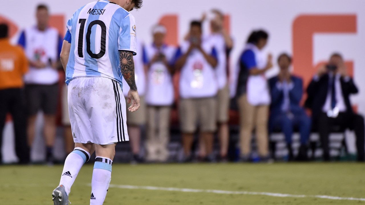O argentino Lionel Messi lamenta o pênalti perdido na final da Copa América Centenário contra o Chile